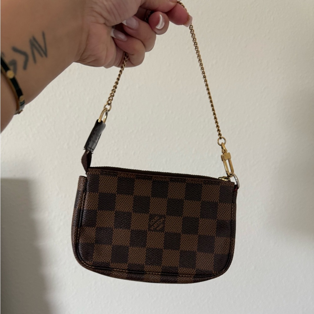 Authentic louie Vuitton pochette